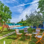 23 With Outdoor Swimmingpool Hébergement de vacances *