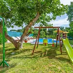 23 With Outdoor Swimmingpool Hébergement de vacances *