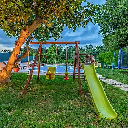 23 With Outdoor Swimmingpool *