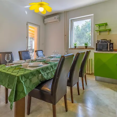 بيت للعطل 23 With Outdoor Swimmingpool *