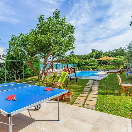23 With Outdoor Swimmingpool