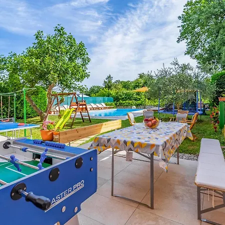 23 With Outdoor Swimmingpool بولا