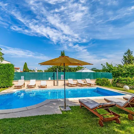 23 With Outdoor Swimmingpool بيت للعطل بولا