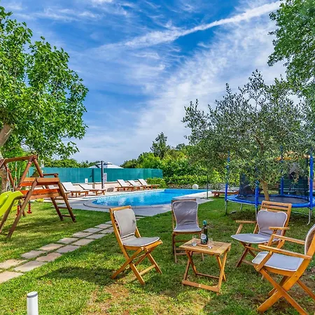 23 With Outdoor Swimmingpool بيت للعطل *