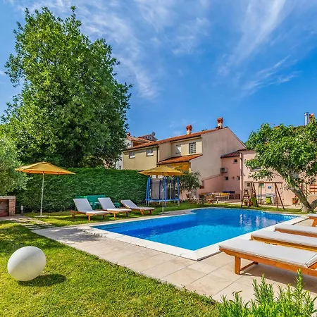 Ferienhaus 23 With Outdoor Swimmingpool Pula