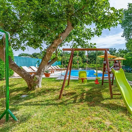 23 With Outdoor Swimmingpool بيت للعطل *