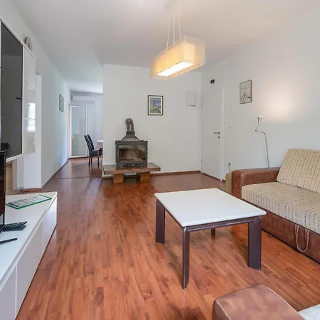 بيت للعطل 23 With Outdoor Swimmingpool *