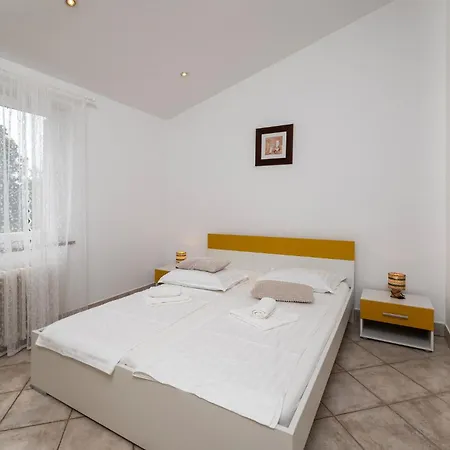 23 With Outdoor Swimmingpool *