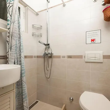 23 With Outdoor Swimmingpool