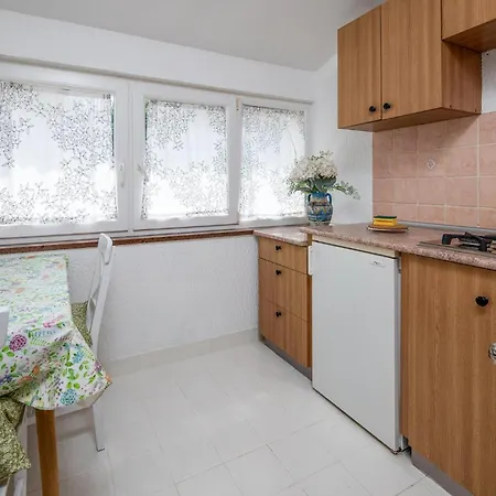 23 With Outdoor Swimmingpool