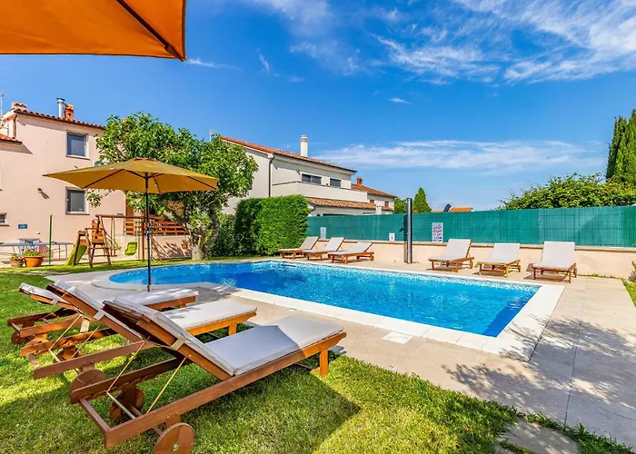 23 With Outdoor Swimmingpool Пула