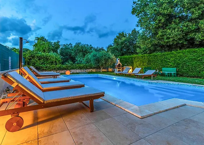 23 With Outdoor Swimmingpool Дом отдыха