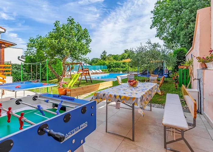23 With Outdoor Swimmingpool Пула