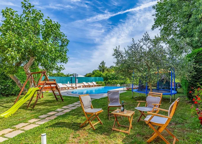 23 With Outdoor Swimmingpool Дом отдыха *