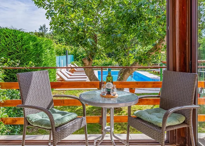 23 With Outdoor Swimmingpool