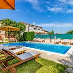 23 With Outdoor Swimmingpool Pula