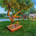 23 With Outdoor Swimmingpool