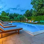 23 With Outdoor Swimmingpool Casa de Férias