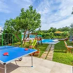 23 With Outdoor Swimmingpool
