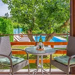23 With Outdoor Swimmingpool