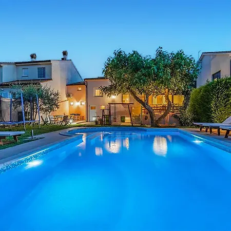 23 With Outdoor Swimmingpool Pola