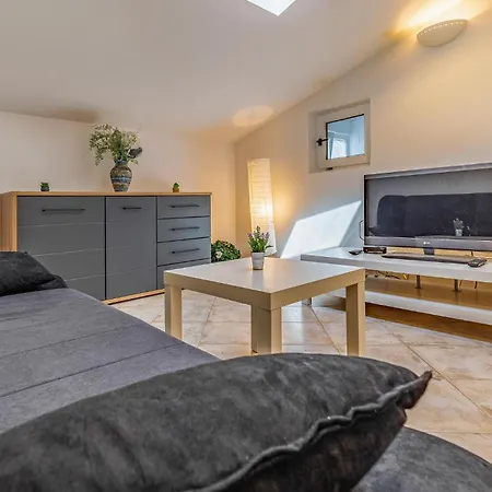 23 With Outdoor Swimmingpool Сasa de vacaciones Pula