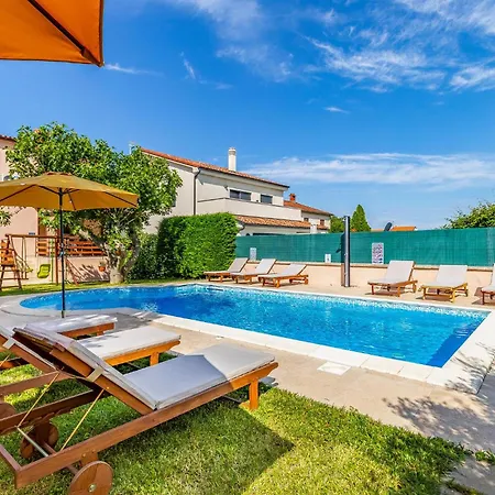 23 With Outdoor Swimmingpool Pola