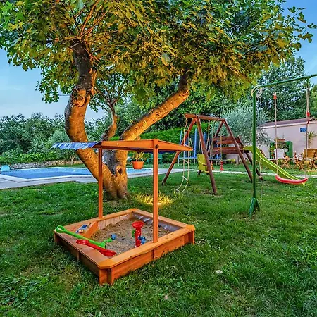 23 With Outdoor Swimmingpool