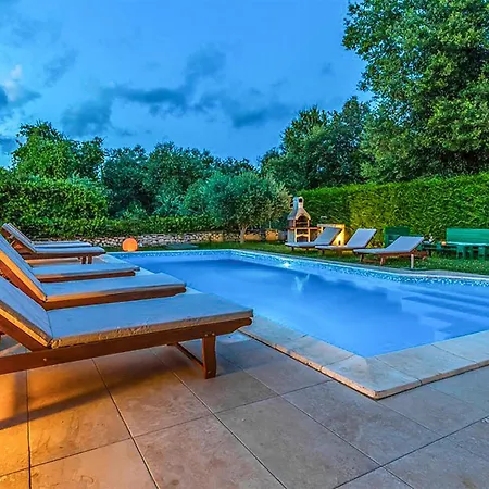 23 With Outdoor Swimmingpool Сasa de vacaciones