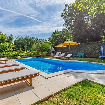 23 With Outdoor Swimmingpool *