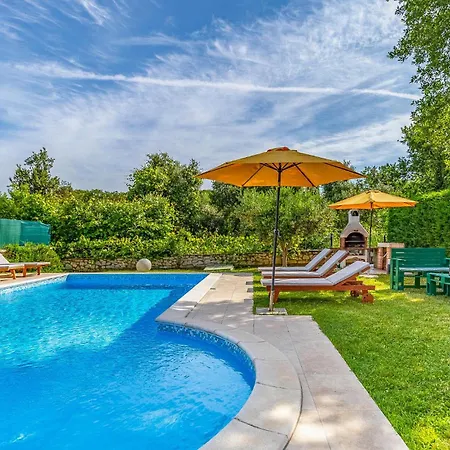 23 With Outdoor Swimmingpool Pola