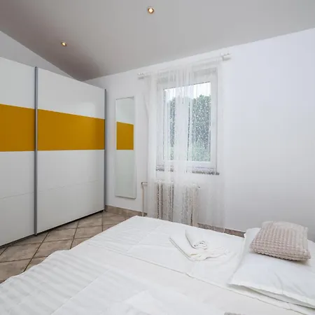 23 With Outdoor Swimmingpool