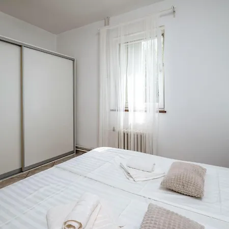 23 With Outdoor Swimmingpool Сasa de vacaciones *