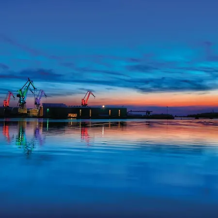 23 With Outdoor Swimmingpool Сasa de vacaciones *