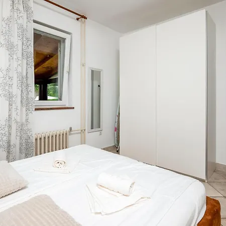 23 With Outdoor Swimmingpool *