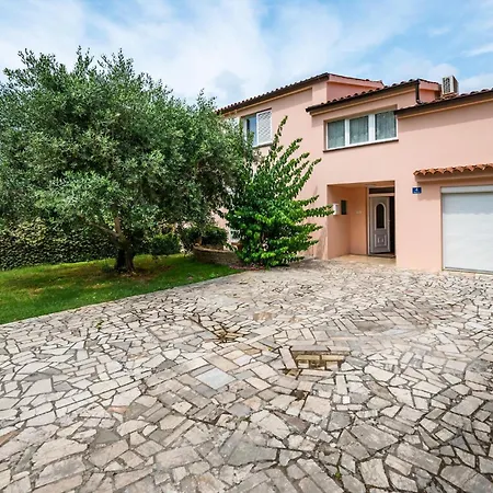 23 With Outdoor Swimmingpool Сasa de vacaciones