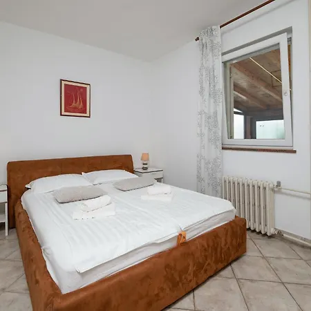 23 With Outdoor Swimmingpool *