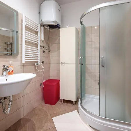 23 With Outdoor Swimmingpool