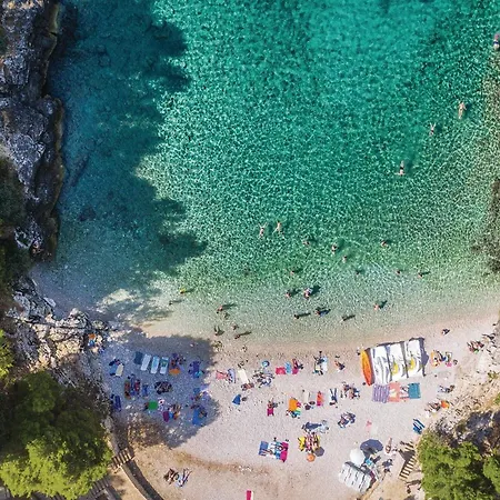 23 With Outdoor Swimmingpool Сasa de vacaciones