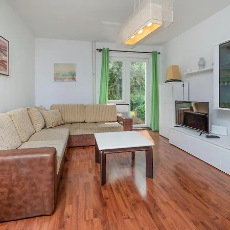 23 With Outdoor Swimmingpool *