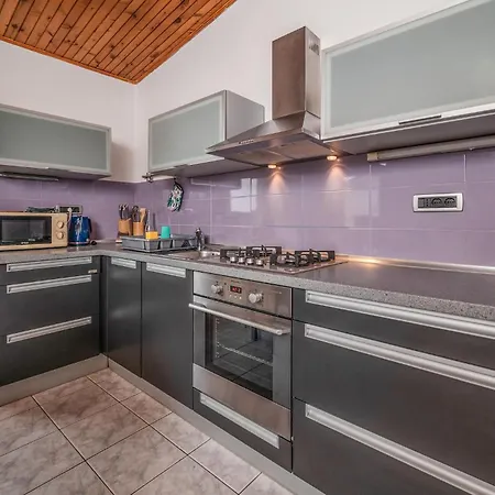 23 With Outdoor Swimmingpool Сasa de vacaciones *