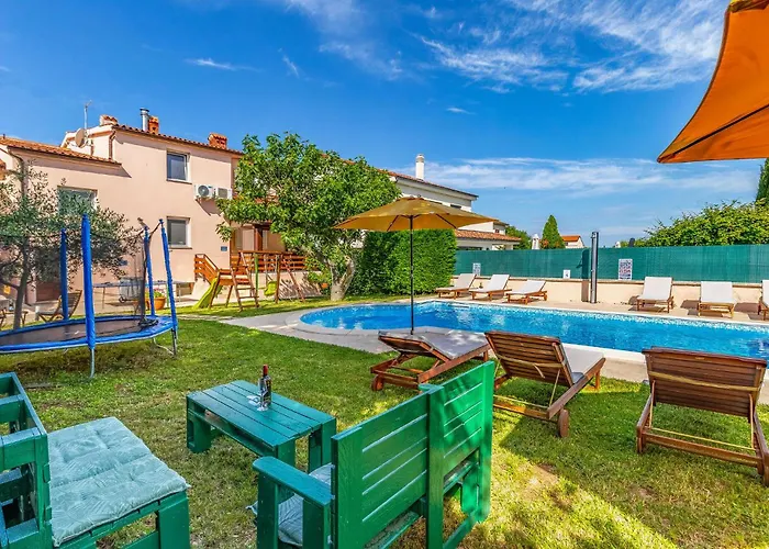 23 With Outdoor Swimmingpool *