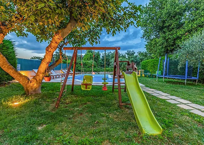 23 With Outdoor Swimmingpool *