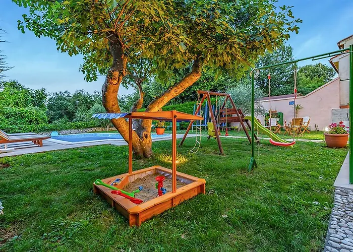 23 With Outdoor Swimmingpool