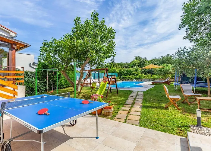 23 With Outdoor Swimmingpool