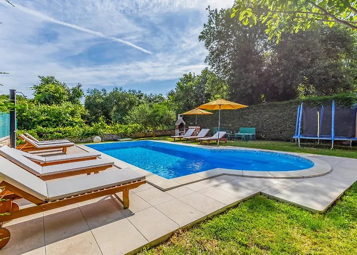 23 With Outdoor Swimmingpool *