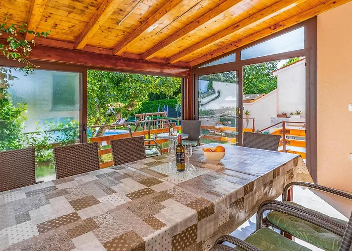 23 With Outdoor Swimmingpool