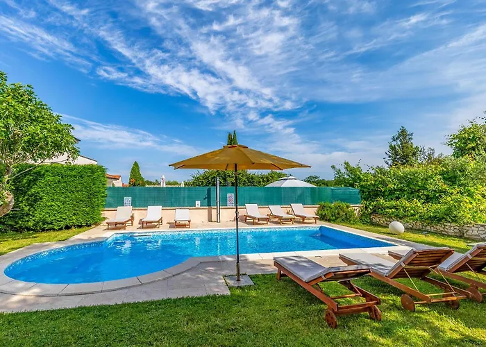 23 With Outdoor Swimmingpool Casa de Férias Pula