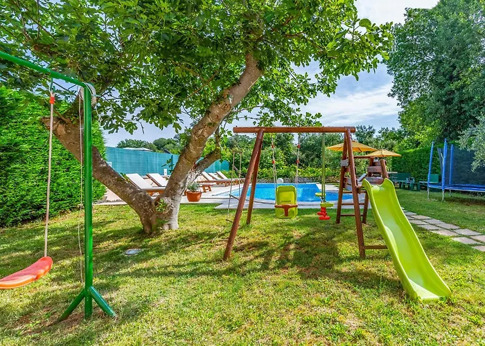 23 With Outdoor Swimmingpool Semesterbostad *