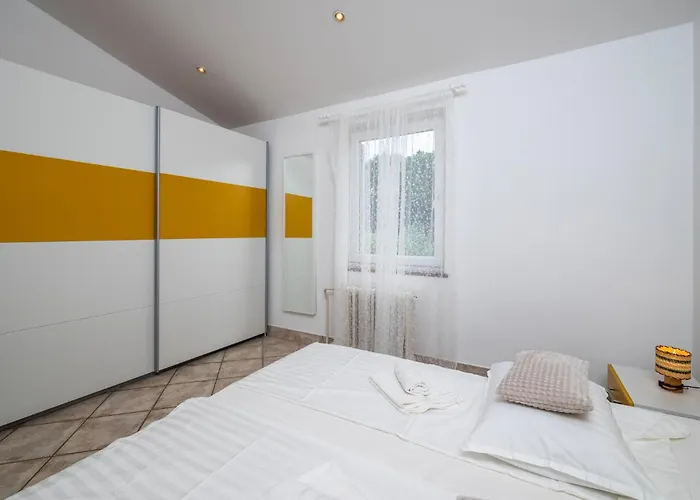 23 With Outdoor Swimmingpool